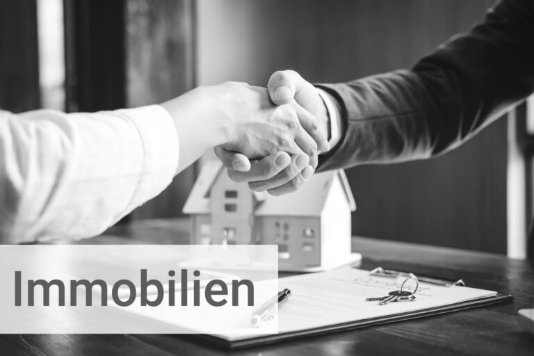 Personen reichen sich die Hand