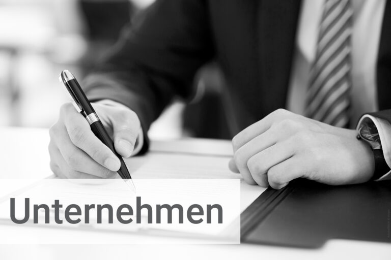 Person notiert etwas auf einem Zettel