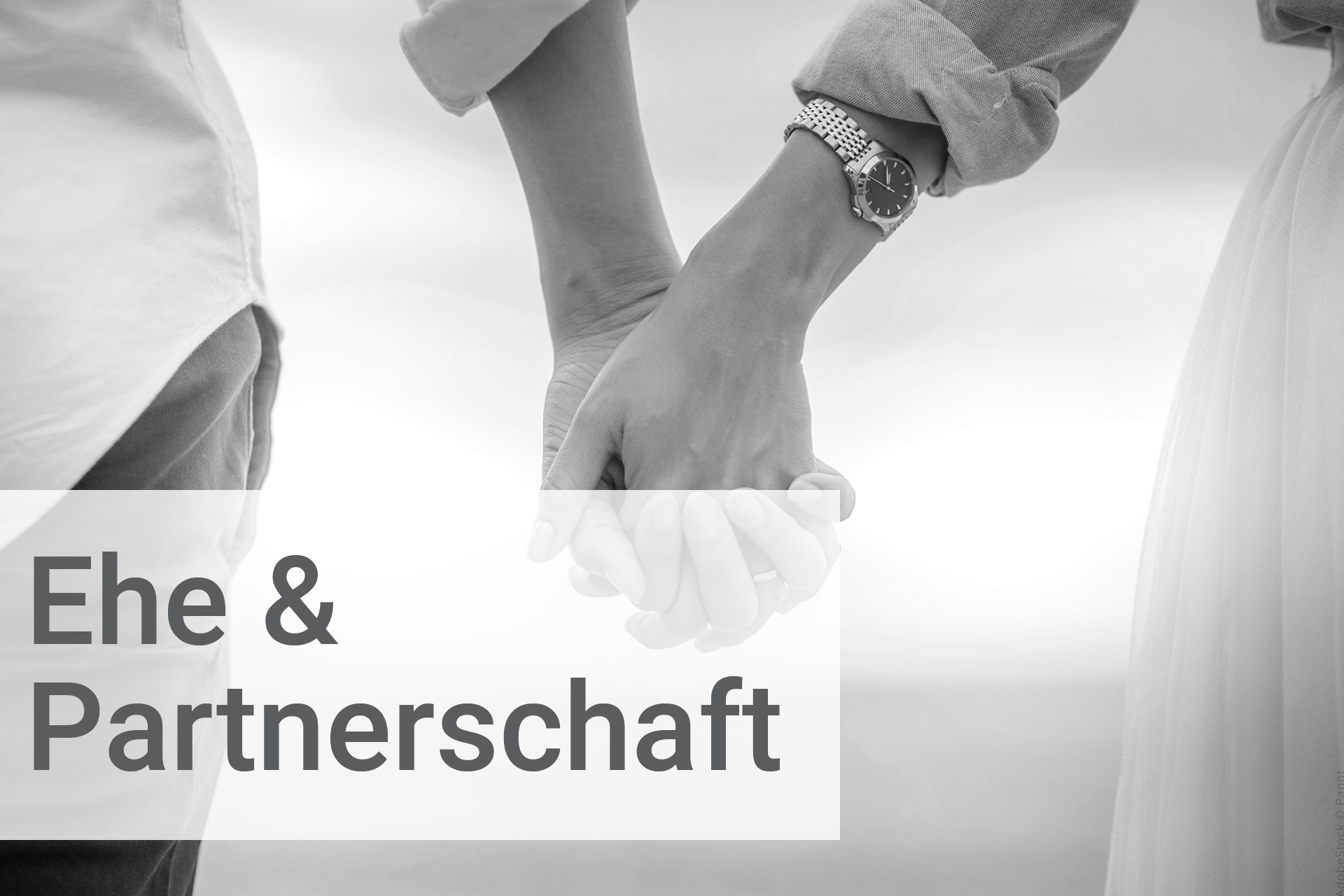 Zwei Personen halten sich an den Händen