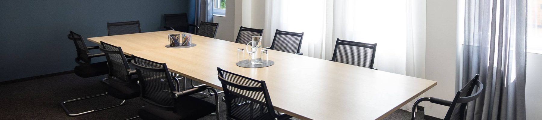 Großer Tisch mit Stühlen drum herum