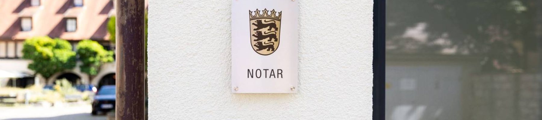 Eingangsbereich mit dem Notar Schild