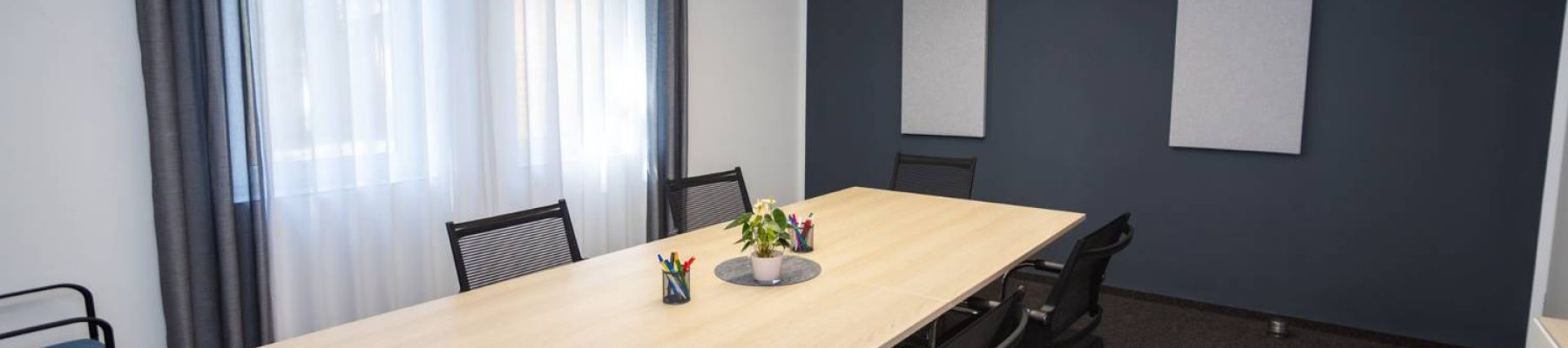 Ein Büro mit Tisch und Stühlen